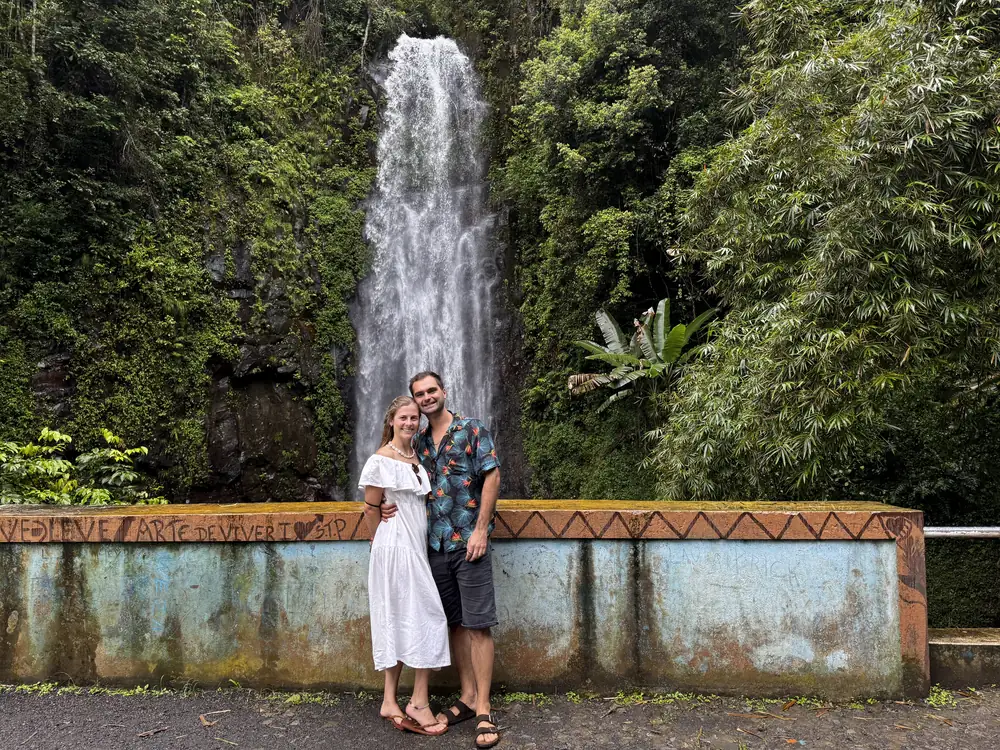 O Alexandru e a Rafaela na Cascata de São Nicolau