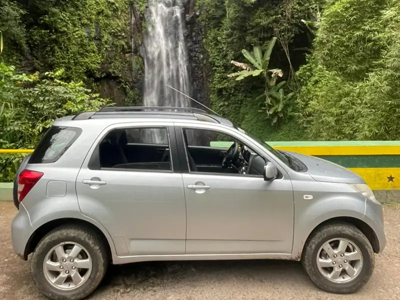 Cascata de São Nicolau com um Daihatsu Terios